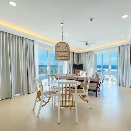 Aqua Boracay Hotel Balabag  Bagian luar foto A living room at the Ritz-Carlton, Key West