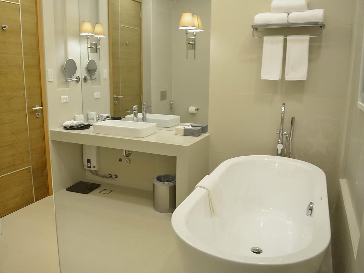 Aqua Boracay Hotel Balabag  Bagian luar foto Bathroom