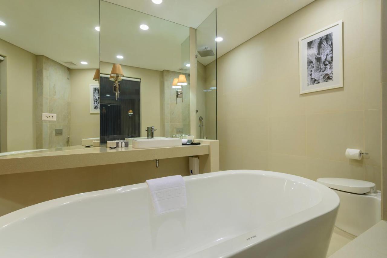 Aqua Boracay Hotel Balabag  Bagian luar foto Bathroom