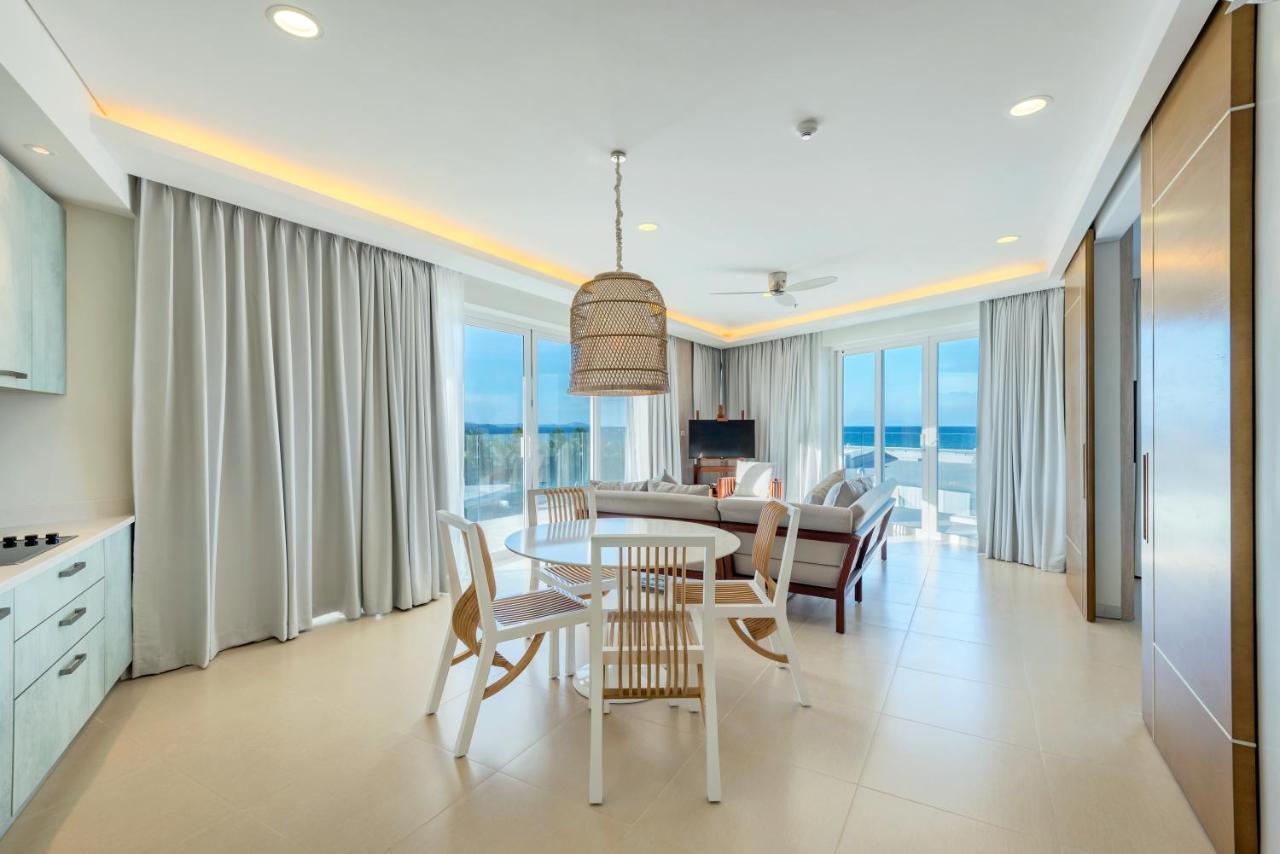 Aqua Boracay Hotel Balabag  Bagian luar foto A living room at the Ritz-Carlton, Key West