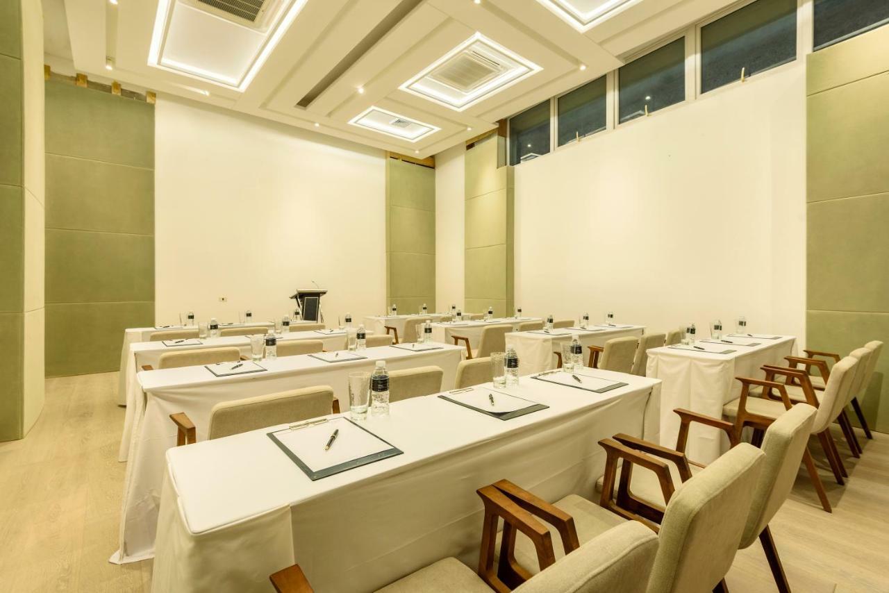 Aqua Boracay Hotel Balabag  Bagian luar foto Meeting room at the hotel