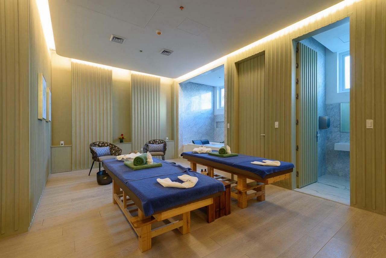 Aqua Boracay Hotel Balabag  Bagian luar foto Massage beds at a spa