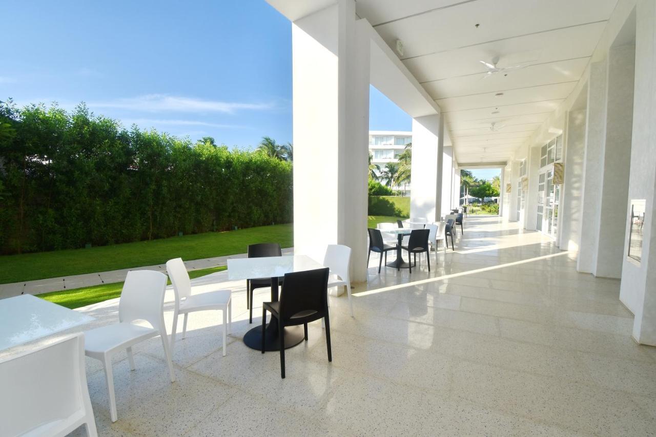 Aqua Boracay Hotel Balabag  Bagian luar foto The interior of the library